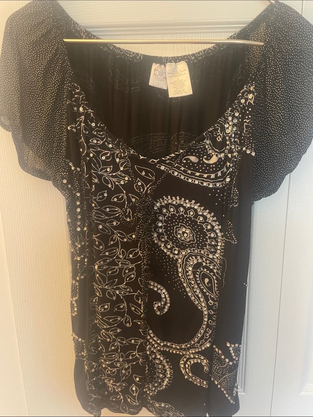 Scoop neck top with tie in front of